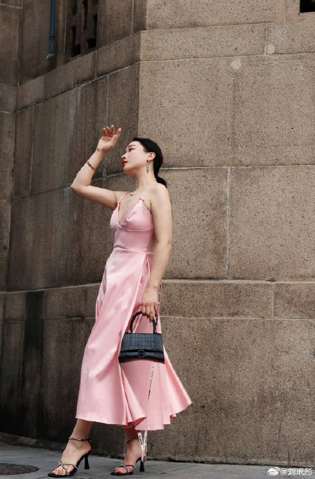 Balenciaga沙漏包和Celine Triomphe怎么选？3个维度说清+FAQ